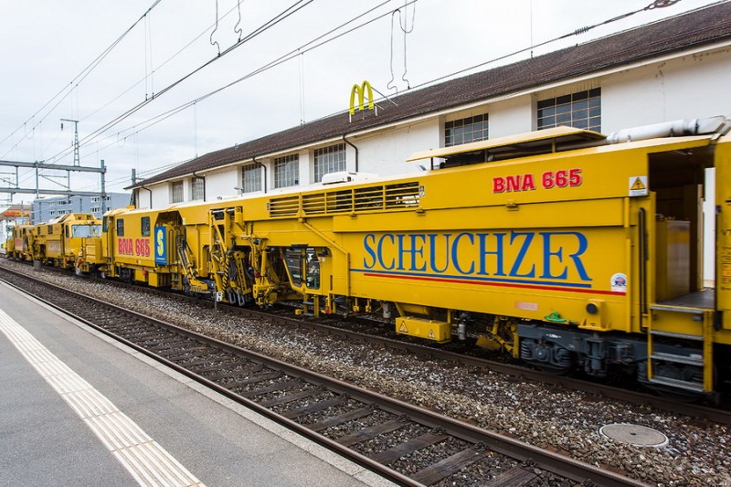 80 85 95 81 921-6 B66U (2014-08-25 gare de Morges CH) Scheuchzer BNA 665 + Re420 (2).jpg
