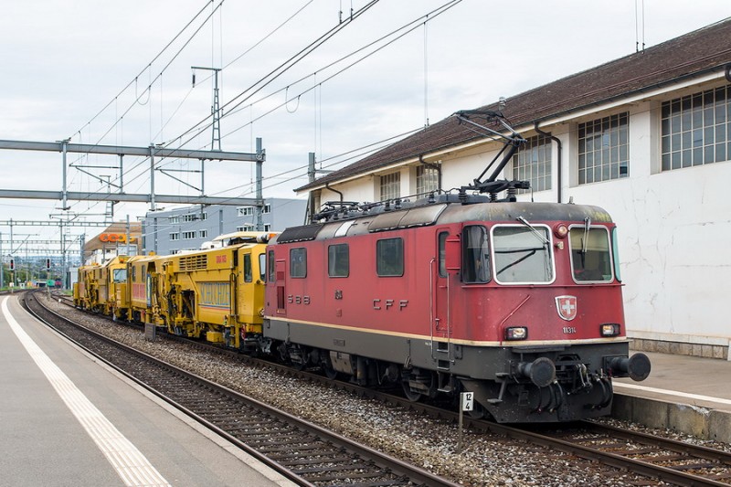 80 85 95 81 921-6 B66U (2014-08-25 gare de Morges CH) Scheuchzer BNA 665 + Re420 (1).jpg