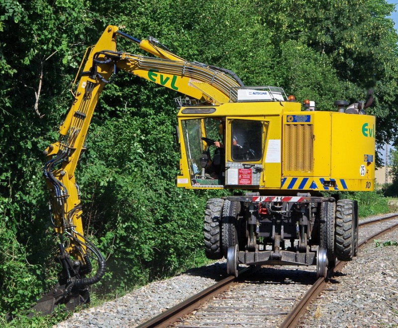 Vaiacar V704FRS (2018-07-09 gare de Maziérèes-sur-Oise) EVL 10 (2).jpg