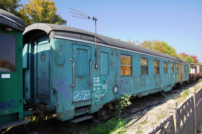 (7) 80 87 979 3 011-8 Uas H55 0 SNCF-MN (2018-10-10 gare de Guignicourt) (1).jpg