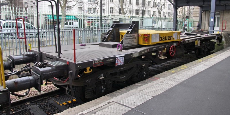 Grue Kirow (2015-03-21 gare de Paris Est) (2).jpg (166.55 Kio) Vu 11813 fois Grue Kirow (2015-03-21 gare de Paris Est) (2).jpg