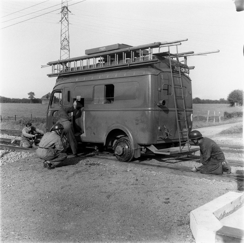 Camionnette rail-route - Electrification et raccordement d'aulnoye à la ligne Fives-Hirson-1954.jpg