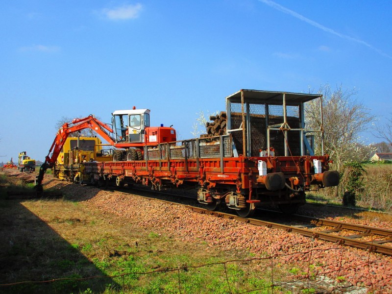 (44) Récupération traverses usagées PN 52 Courçay Tauxigny au PK 266.251.jpg