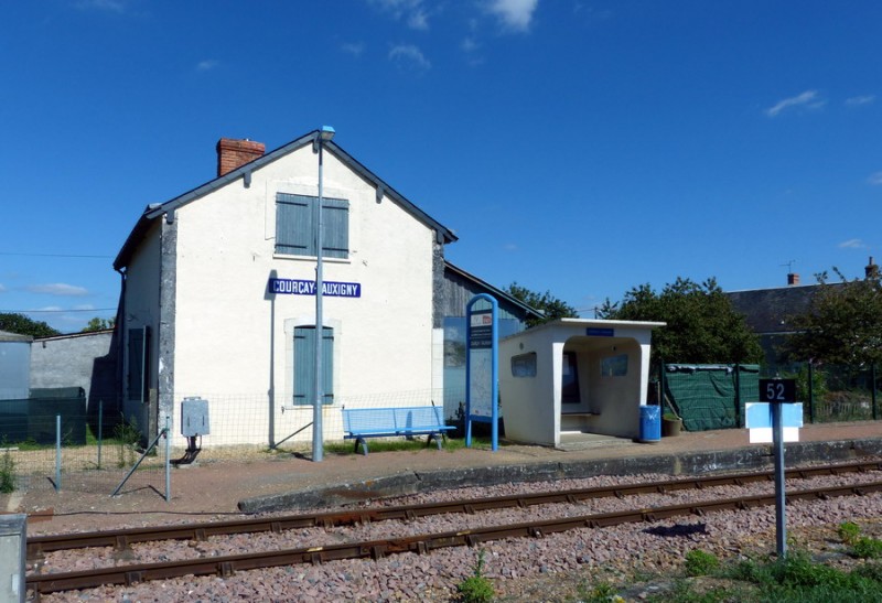 gare de Courcay Tauxigny (1).jpg