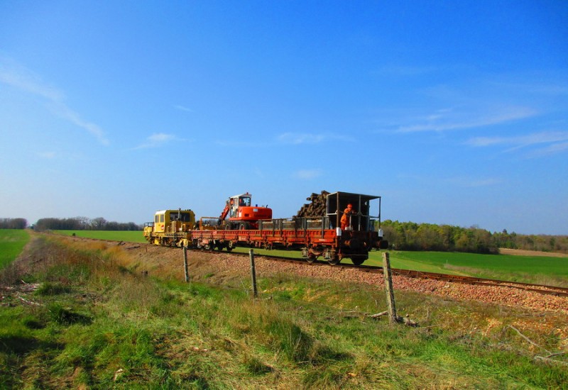 (51) Fin de journée retour à Reignac sur Indre Bourreuse et wagon avec l'Efficiente.jpg