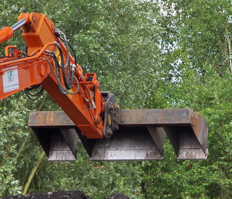 HITACHI D2R ZX170-6 (2019-06-12 Somain) Unifer H2.jpg