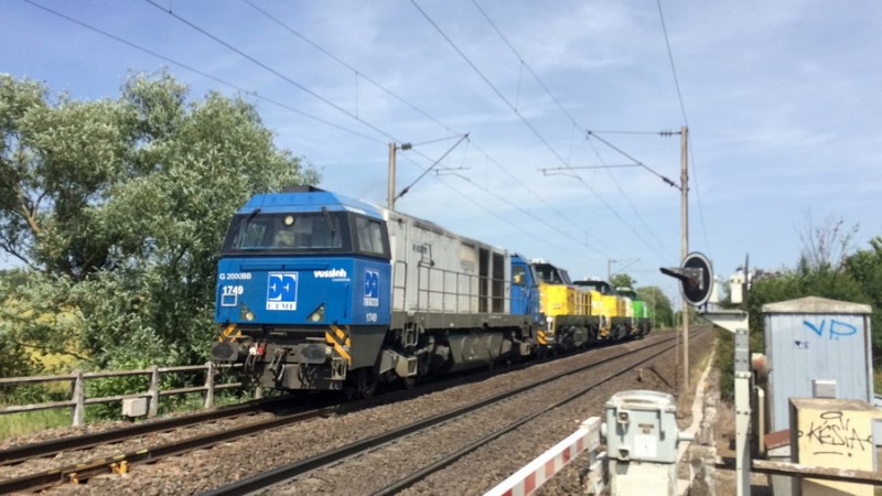 G 2000 BB 5001749 (2019-06-25 prés de Metz) + 79007 + 79008 + 4185 023-6.jpg (145.61 Kio) Vu 9735 fois G 2000 BB 5001749 (2019-06-25 prés de Metz) + 79007 + 79008 + 4185 023-6.jpg