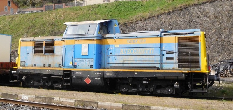 V212 RC - 92 87 0 212 021-5 - VECHIETTI (Ex 182 503-2) Monistrol-d'Allier 04-2022 (3).JPG