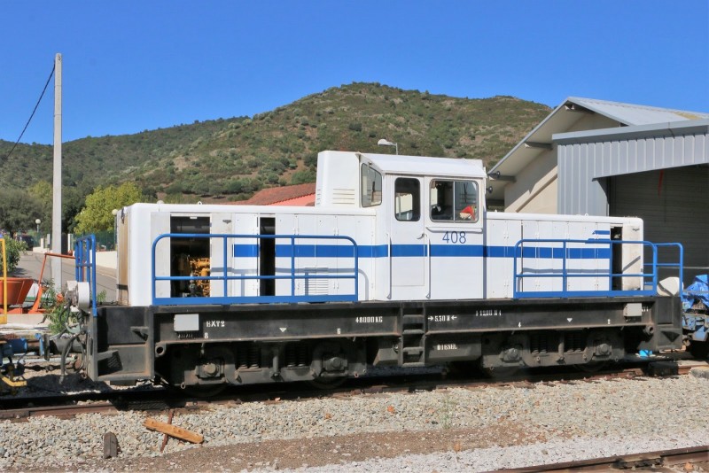 408-CFC-La locomotive 408 stationne devant l’atelier infrastructure à Ponte Leccia-12 09 2019.jpg