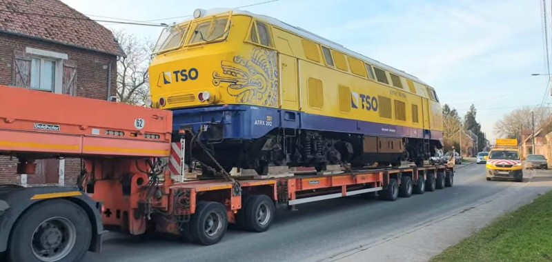 V 215-99 87 9 182 504-0-TSO-Retour du Mexique sur voie routiere ou elle sera remise aux standards pour rouler sur nos voies près de Nesle-18 02 2025.jpg