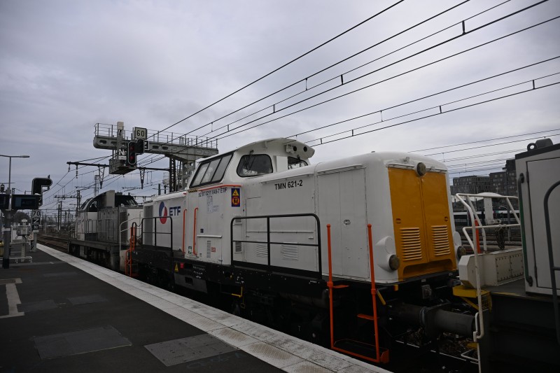 V 211-92 87 0211 049-7-(621-2)-ETF-En gare de Massy Palaiseau-20 02 2025-02.jpg