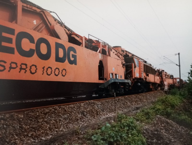 Cribleuse SPRO 1000 - 99 87 9 350 510-3 - Colas Rail (1).jpg
