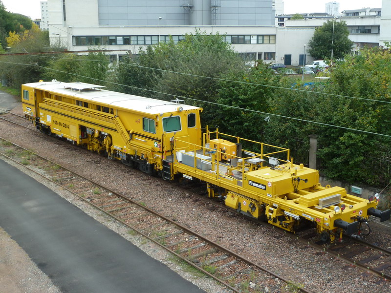 99 87 9 122 052-5 Type 108-16 GS 4 (2013-10-22 Tours) Bourreuse de ligne SNCF (1).jpg