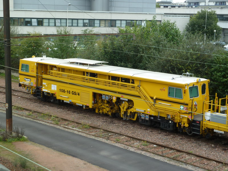 99 87 9 122 052-5 Type 108-16 GS 4 (2013-10-22 Tours) Bourreuse de ligne SNCF (2).jpg