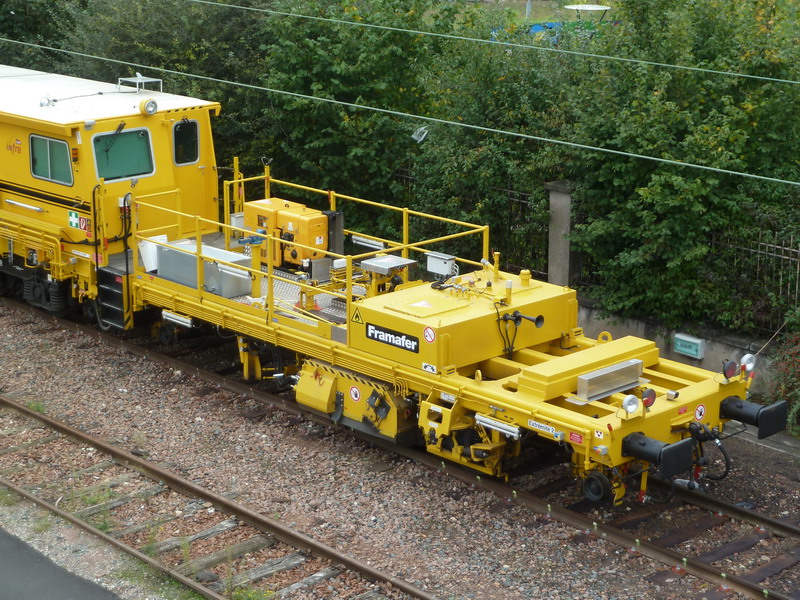 99 87 9 122 052-5 Type 108-16 GS 4 (2013-10-22 Tours) Bourreuse de ligne SNCF (4).jpg