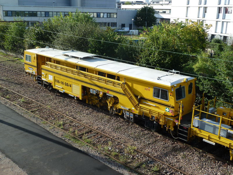 99 87 9 122 052-5 Type 108-16 GS 4 (2013-10-23 Tours) Bourreuse de ligne SNCF (3).jpg