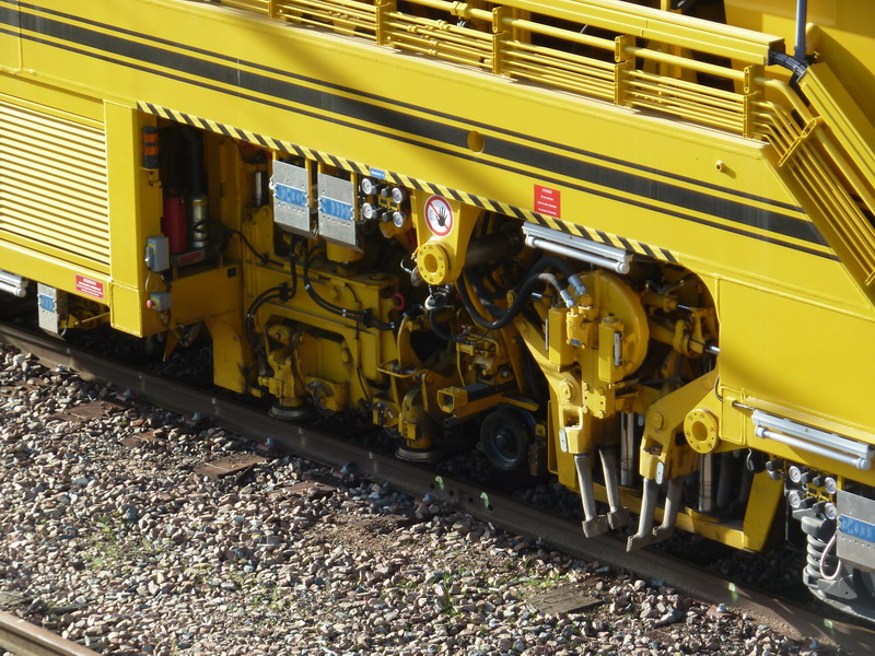 99 87 9 122 052-5 Type 108-16 GS 4 (2013-10-23 Tours) Bourreuse de ligne SNCF (4).jpg