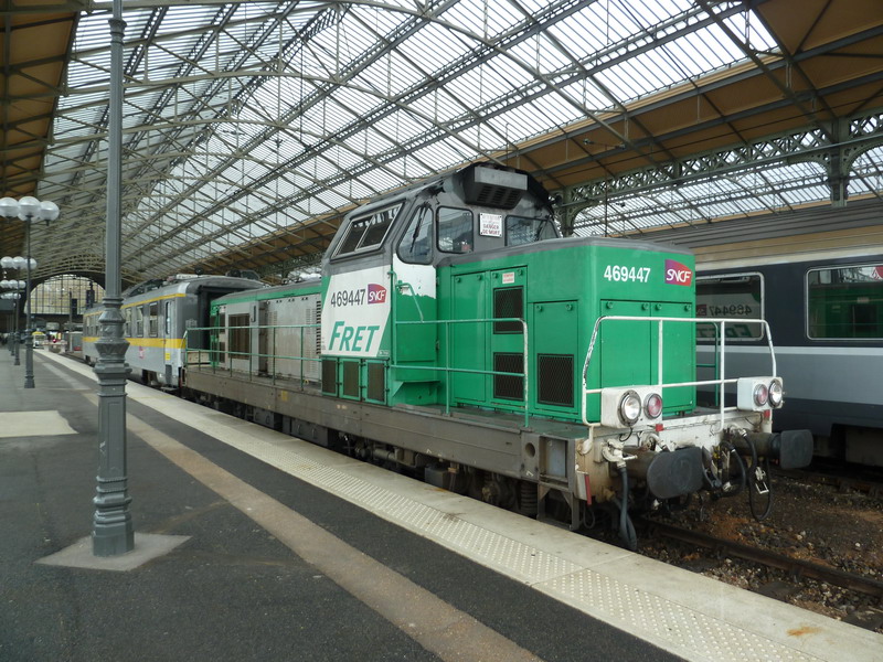 63 87 99 97 142-6 Su IES 142 (gare de Tours 2013-11-12) + 69447 Fret VH (5).jpg