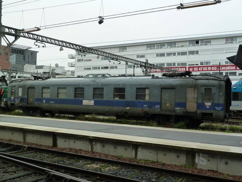 80 87 979 0 401-4 Uas (2013-11-12 gare de Tours) + 69490 (4).jpg