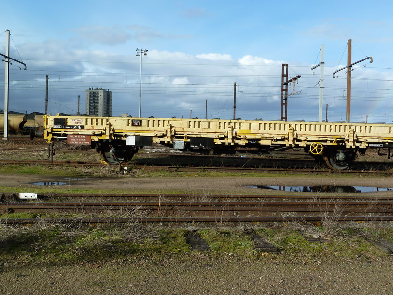 99 87 9 383 887-6 (2014-02-02 St Pierre des Corps) Wagon plat type K50 Meccoli (1).jpg