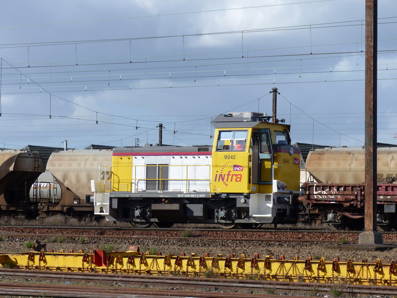 Y.9042 (2014-02-26 St Pierre des Corps) Livrée Infra ex Y.7135 (4).jpg