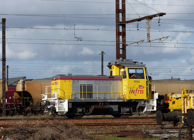 Y.9042 (2014-02-26 St Pierre des Corps) Livrée Infra ex Y.7135 (2).jpg