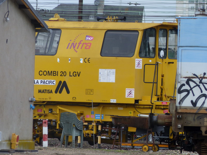 99 87 9 138 321-6 Combi 20 LGV ''La Pacific'' (2014-03-02 base Infra St Pierre des Corps) Bourreuse Matisa (2).jpg