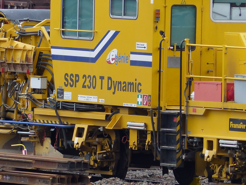 SSP 230 T Dynamie 99 87 9 125 524-8 E.Génie (2014-03-02 base Infra-SNCF St Pierre des Corps) (5).jpg