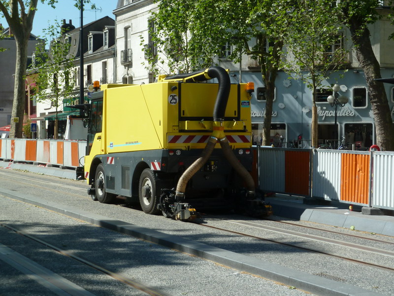 2013-06-06 (Aspirateur Rail Route Tramway).jpg