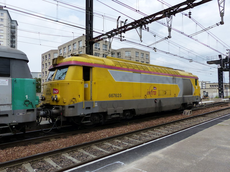 67625 (2014-06-02 gare de St Pierre des Corps) + 67423 + 66059 (4).jpg