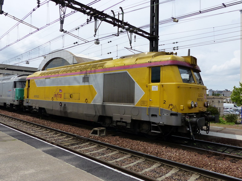 67625 (2014-06-02 gare de St Pierre des Corps) + 67423 + 66059 (2).jpg