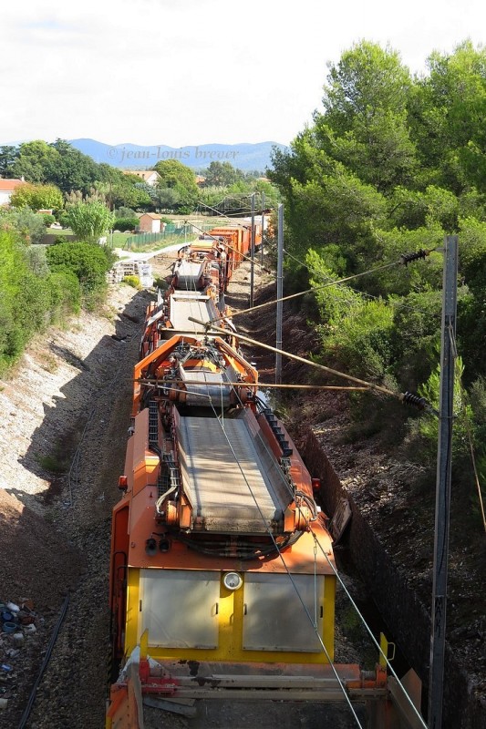 d IMG_6278 dégarnisseuse  Colas-Rail à La Garde Var.jpg