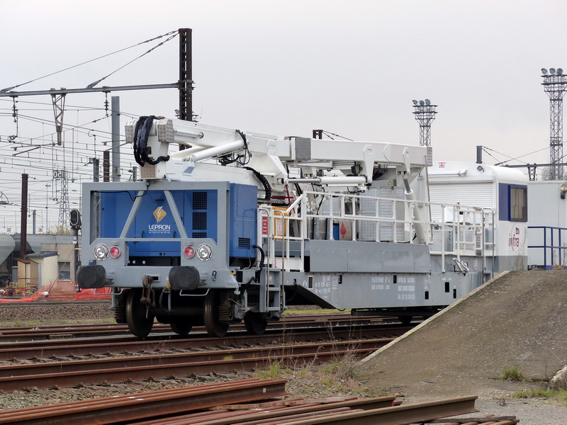 80 87 979 9 301-7 Uas W42 2 F SNCF-RO (2014-11-30 Infrapôle LGV A de SPDC) PF6 (2).jpg