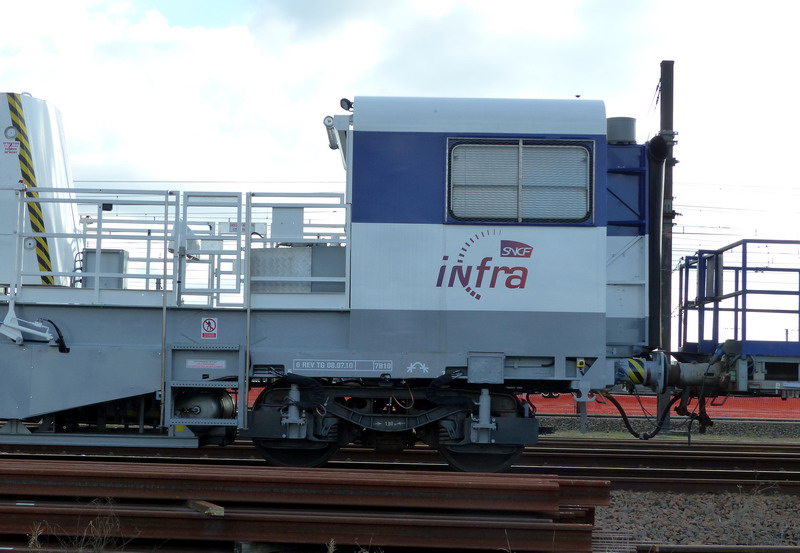 80 87 979 9 301-7 Uas W42 2 F SNCF-RO (2014-12-06 Infrapôle LGV A de SPDC) PF6 (5).jpg