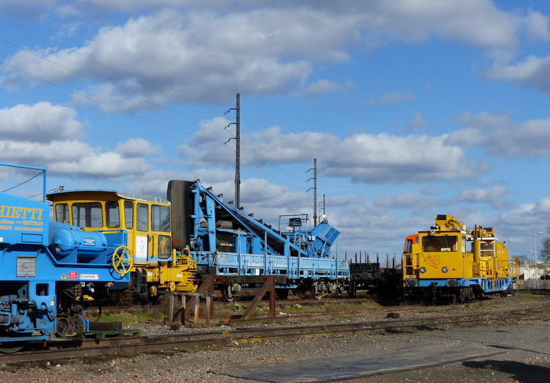 (12) 99 87 938 3 530-2 Wagon trémie bull.jpg
