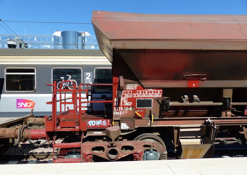 80 87 977 9 110-6 Uas D12 6 F SNCF-PSL (2015-04-08 Tours) (2).jpg