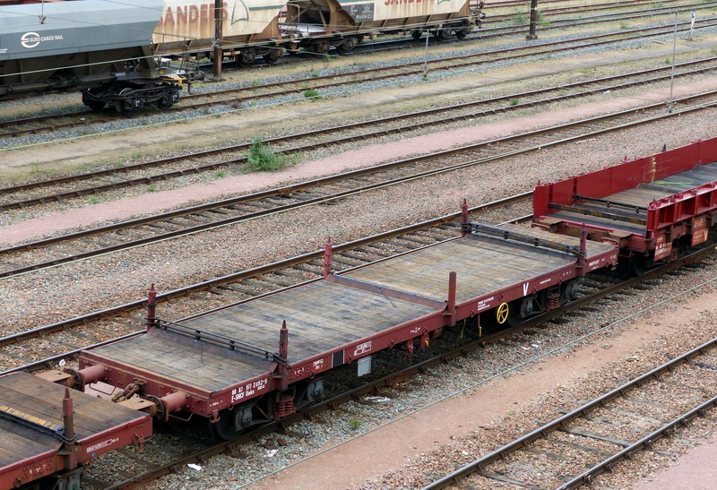 80 87 977 2 492-5 Uaks S03 6 F SNCF (2015-04-16 SPDC) (1).jpg