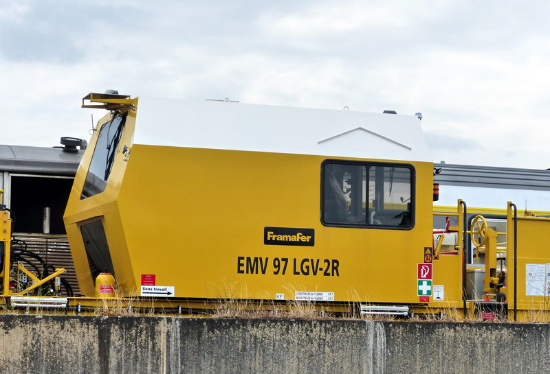 99 87 9 128 318-2 EMV 97 LGV-2R (2015-06-13 Infrapôle LGV A de SPDC) SNCF-PRG (7).jpg