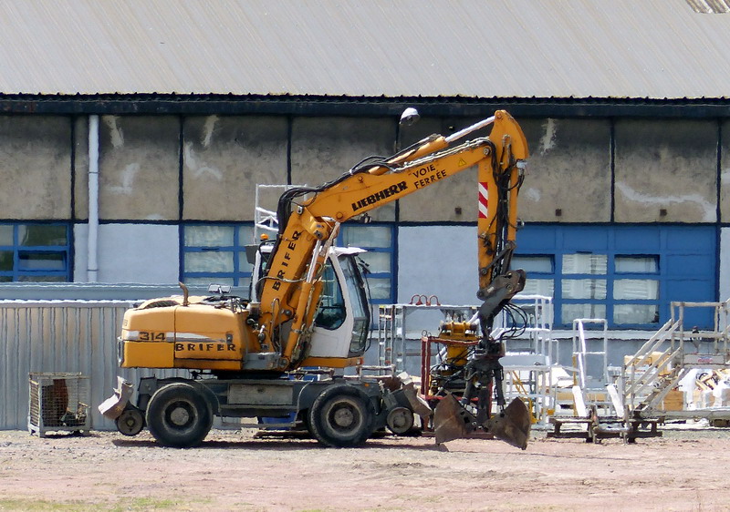 Liebherr 314 (2015-07-12 dépôt de SPDC) Brifer Voie Ferrée.jpg