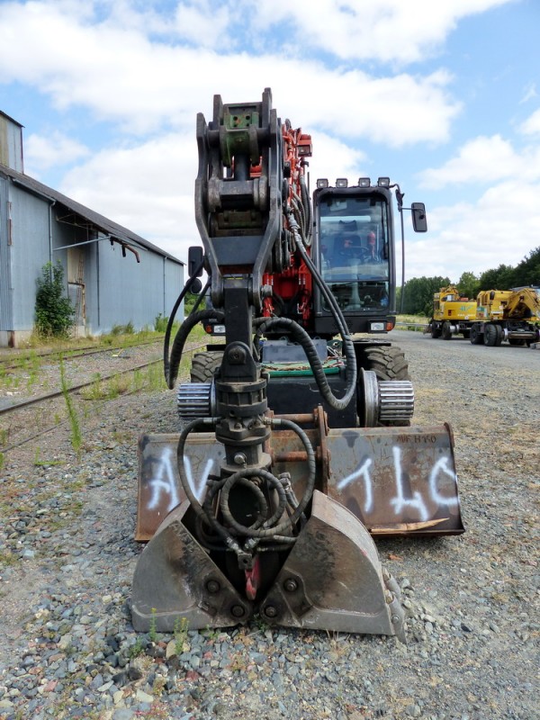 Hitachi D 2R Type ZX 140 PRR (2015-07-14 gare de Neuillé Pont-Pierre) AVF TP (2).jpg