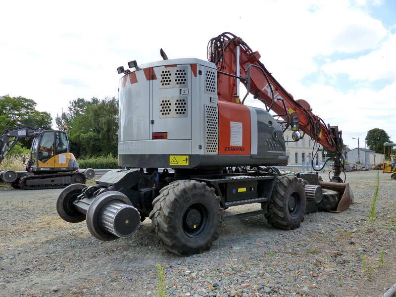 Hitachi D 2R Type ZX 140 PRR (2015-07-14 gare de Neuillé Pont-Pierre) AVF TP (8).jpg