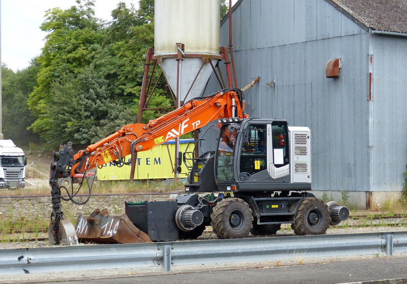 Hitachi D 2R Type ZX 140 PRR (2015-07-14 gare de Neuillé Pont-Pierre) AVF TP (12).jpg