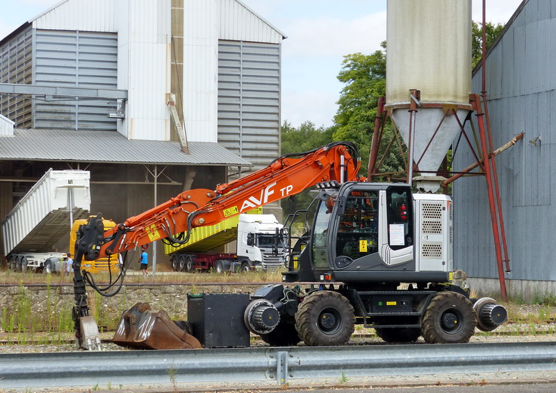 Hitachi D 2R Type ZX 140 PRR (2015-07-14 gare de Neuillé Pont-Pierre) AVF TP (13).jpg