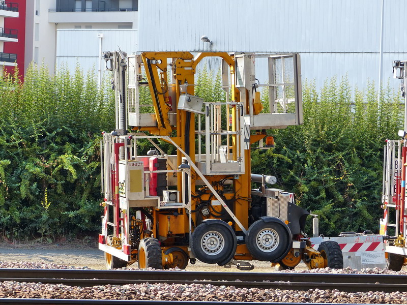 4'Axe 06.83xxx SNCF-TR 27 (2015-07-16 Tours) (2) + TR 61.jpg