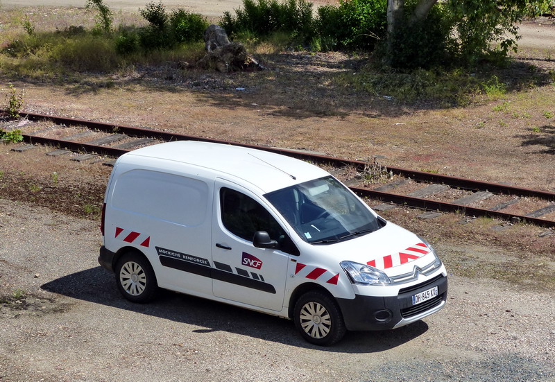 Citoën Berlingo DH 845-KX (2015-05-25 SPDC) (1).jpg