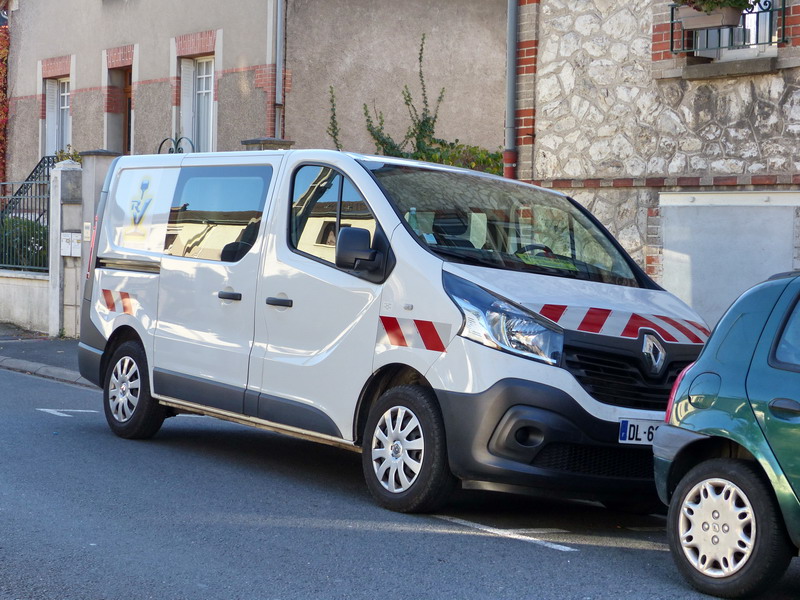 Renault Trafic dCi 120 (2015-10-31 SPDC) 635-DL-ZY (1).jpg
