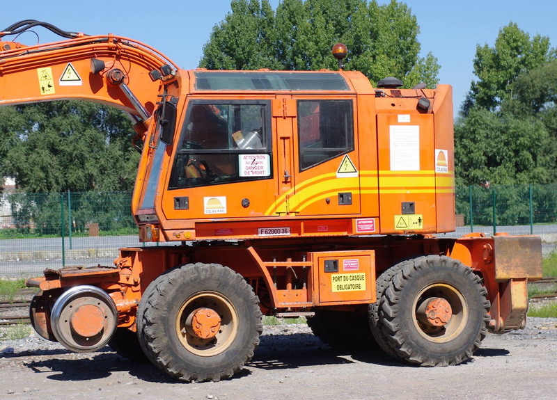 CASE 788  PRR (2013-09-04 Cour de la gare de St Quentin) Colas Rail n° F 6200036 (3).jpg