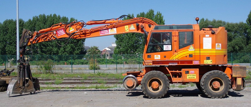 CASE 788  PRR (2013-09-04 Cour de la gare de St Quentin) Colas Rail n° F 6200036 (2).jpg