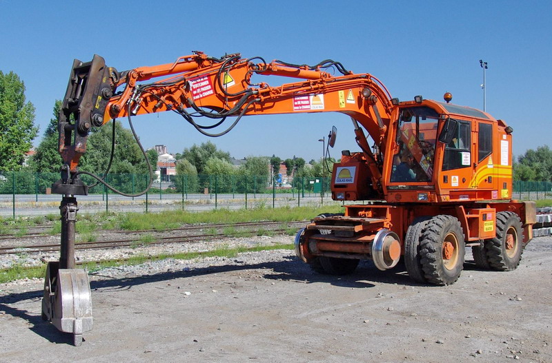 CASE 788  PRR (2013-09-04 Cour de la gare de St Quentin) Colas Rail n° F 6200036 (1).jpg