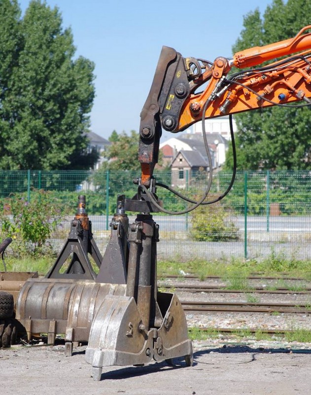 CASE 788  PRR (2013-09-04 Cour de la gare de St Quentin) Colas Rail n° F 6200036 (6).jpg